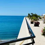 Apartamento On The First Line Of The Sea With A View And Free Parking