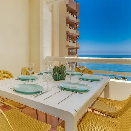 On The First Line Of The Sea With A View And Free Parking Apartamento