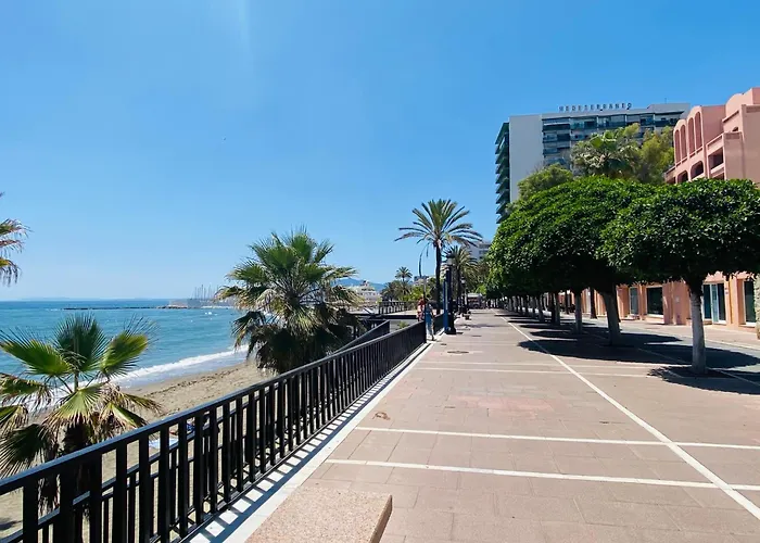 Апартаменти On The First Line Of The Sea With A View And Free Parking